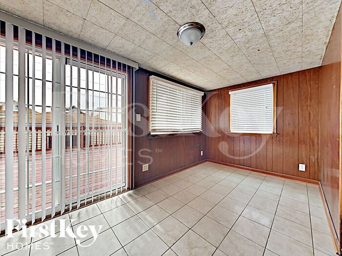 Building Photo - 5143 W Fletcher St