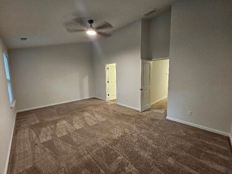 Building Photo - 4599 Palm View Cir