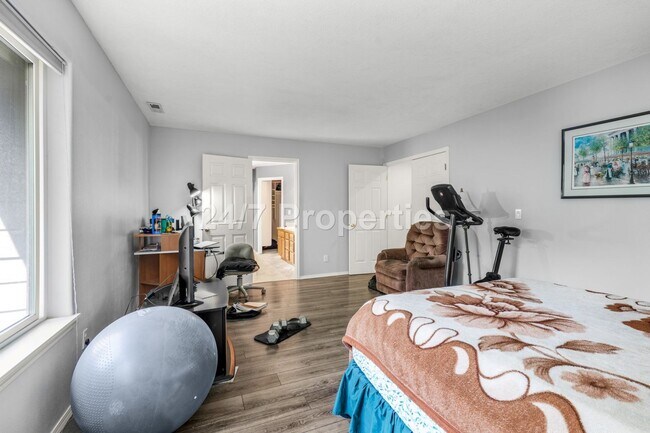 Building Photo - Inviting 3 BD | 2.5 BA Home w/ Massive Bac...