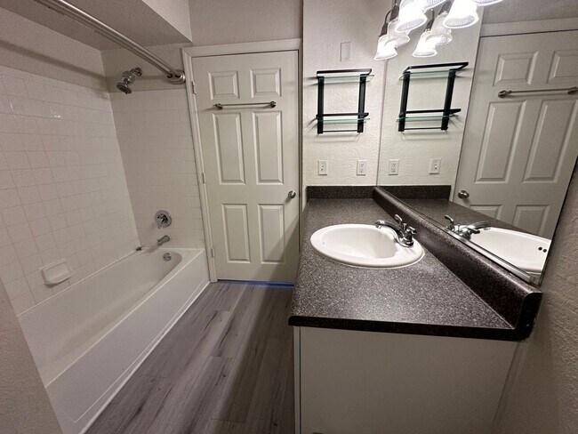 Building Photo - Chic 1-Bed, 1-Bath Apartment in the Heart ...