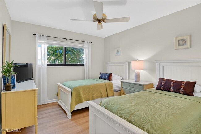 Building Photo - 788 Park Shore Dr