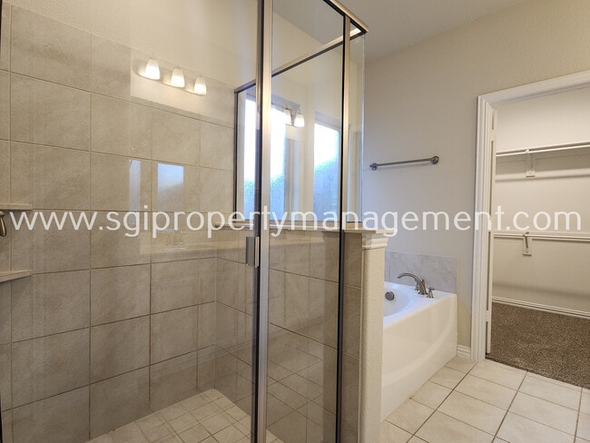 Building Photo - 2024 Miramar Dr