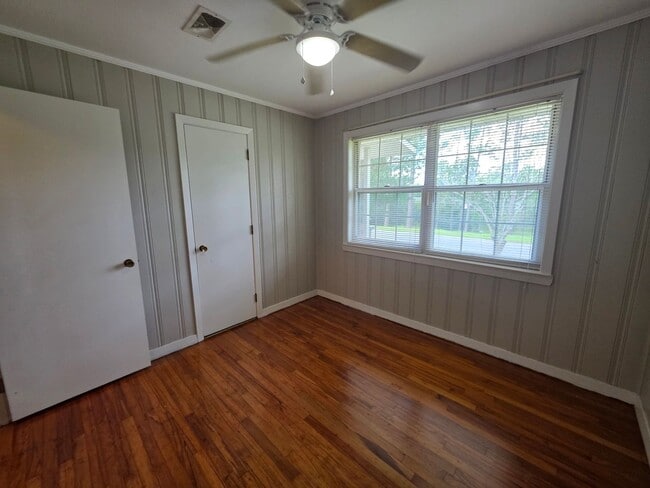 Building Photo - 4BR/2BA lake view home with covered back p...