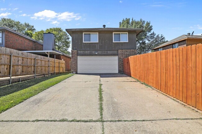 Building Photo - 4010 David Dr