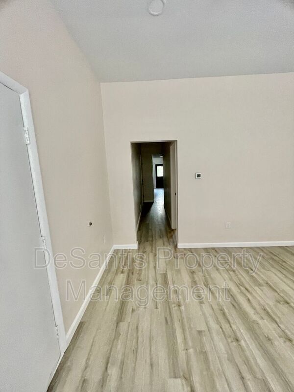 Building Photo - 112 Hemlock St