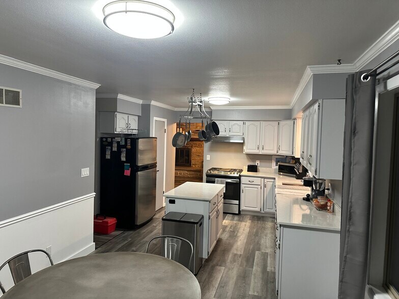 Building Photo - 4646 S 124th St