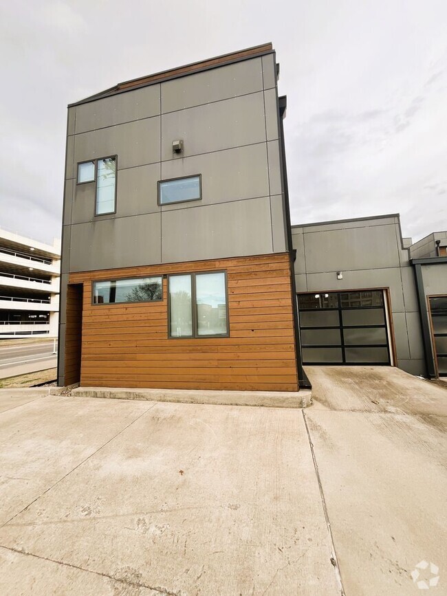Building Photo - 2 bed, 2.5 baths, 2 living areas