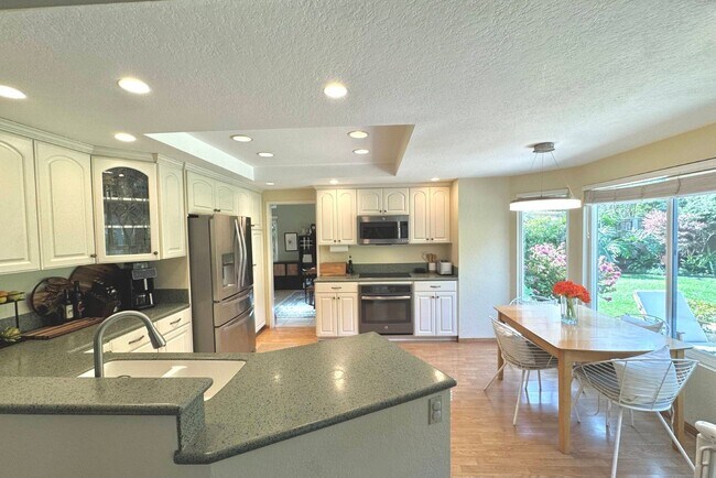 Building Photo - Spacious and modern 3 bedroom home within the prestigious Terraces of Cantebria subdivision.