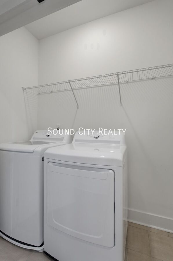 Building Photo - 152 Valentine Aly