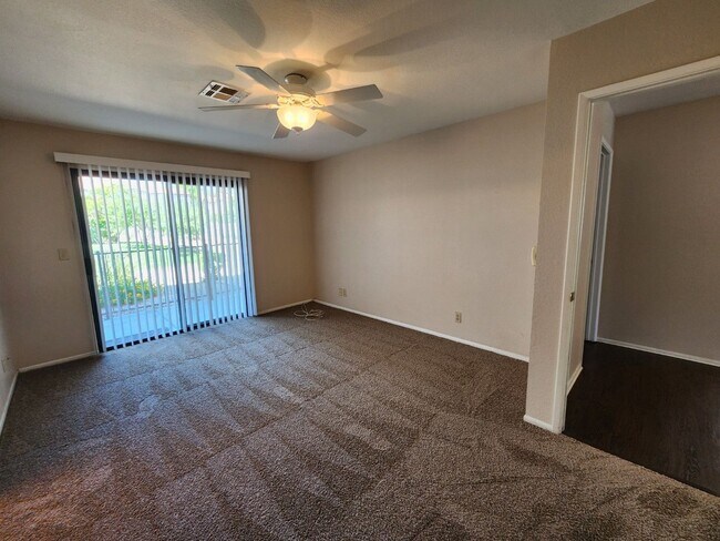 Building Photo - Lovely 2 Bed 2 Bath Downstairs Condo in Gr...