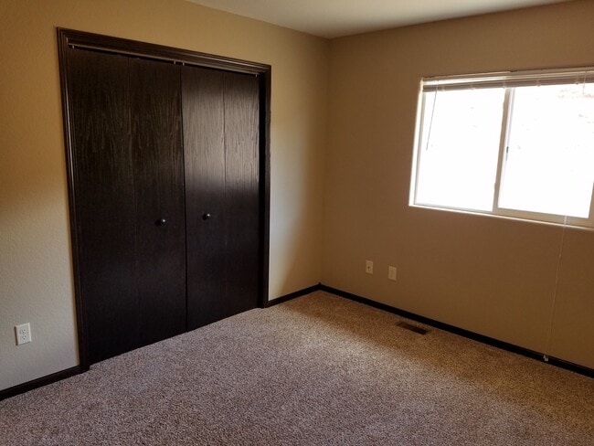 Building Photo - 4 BEDROOM | 3 BATH | TOWNHOME | GARAGE | WEST SIDE