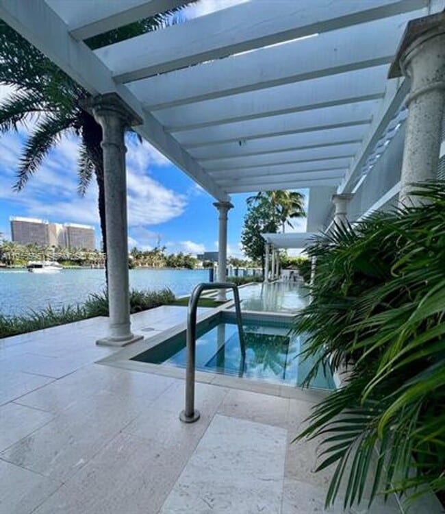 Building Photo - 9821 E Bay Harbor Dr