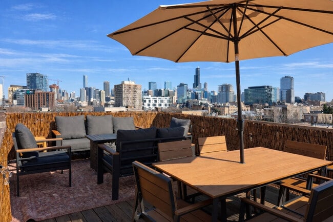 Building Photo - 736 N Throop St