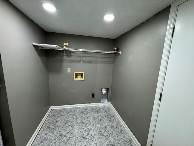 Building Photo - 2630 Garland Way