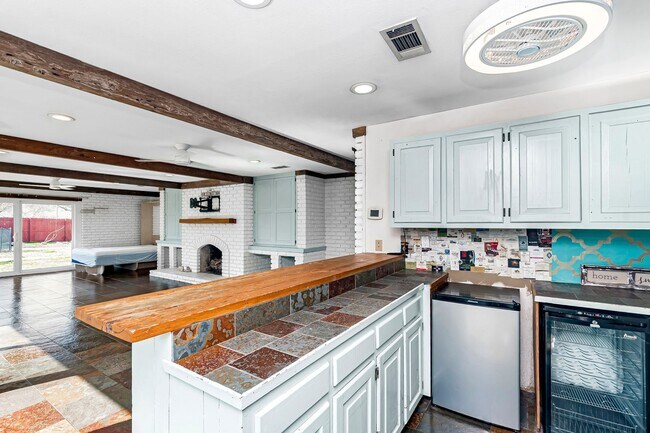 Building Photo - 4204 Pine Park Dr