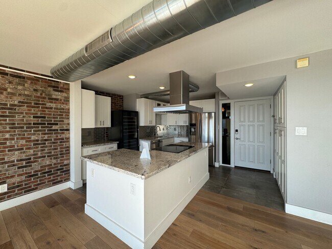 Building Photo - Luxury 2 Bedroom Condo Available at Regency House in Central Phoenix!