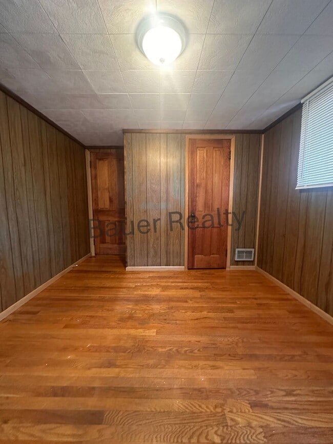 Building Photo - 3 -4 Bedroom Home Near Brookside Park