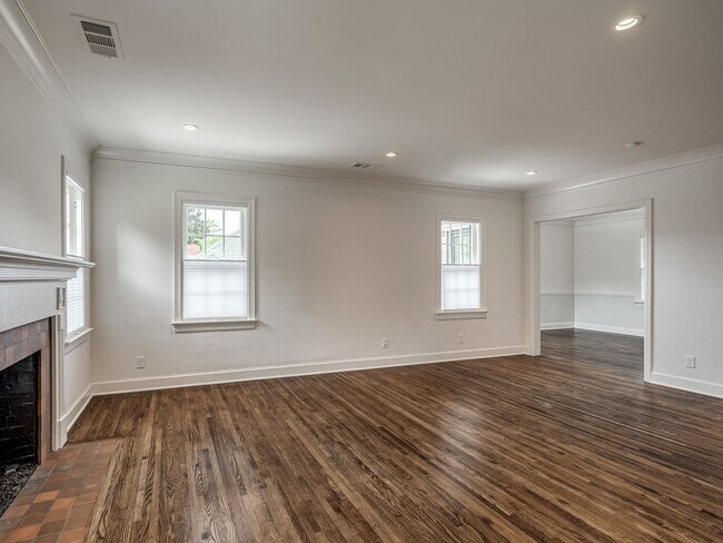 Building Photo - Luxury Living in the Heart of Tulsa