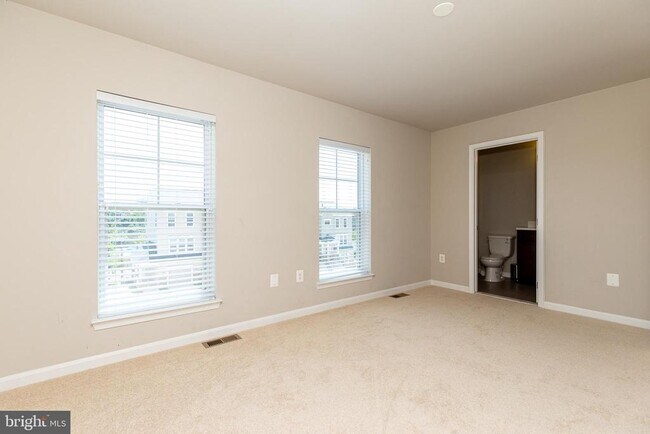 Building Photo - 427 Woodcrest Dr SE