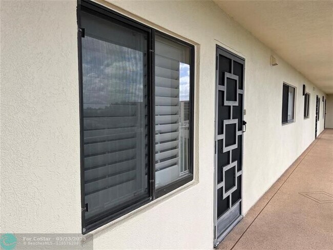 Building Photo - 7260 Kinghurst Dr