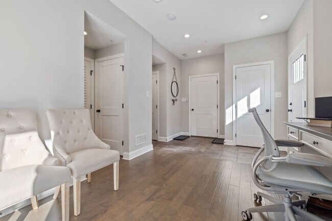 Building Photo - Luxury 3-Bedroom, 4-Bathroom House in Sout...