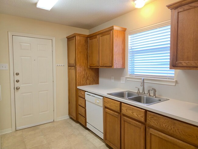 Building Photo - Hewitt Duplex!