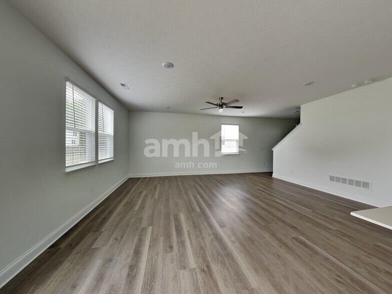 Building Photo - 301 Pne Hl Ct