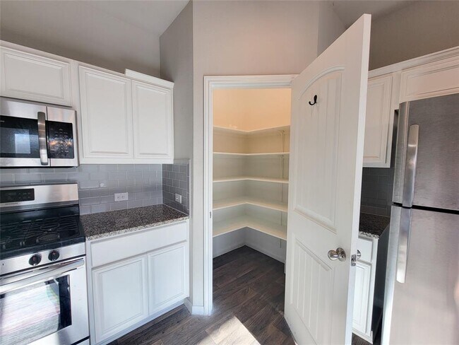 Building Photo - 13925 Heywood Dr