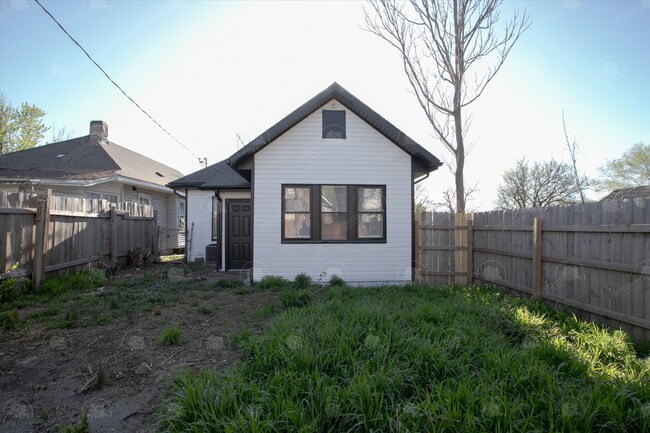 Building Photo - 812 Monroe Ave