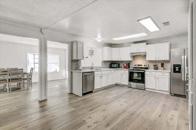 Building Photo - 185 Weiss Bluff Rd