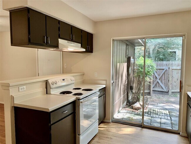 Building Photo - 22 N Wavy Oak Cir