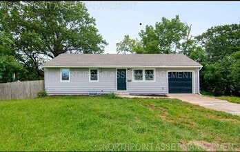 Building Photo - 3 bed, 1 bath, open layout available now!
