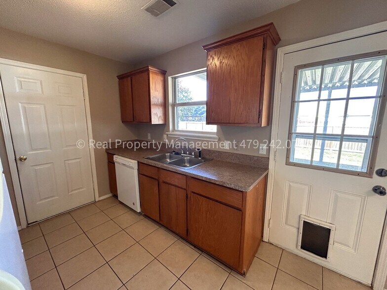 Building Photo - 1805 Cherrybark Bend