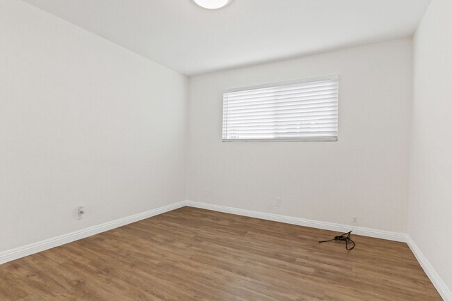 Building Photo - Bright Upstairs Apartment in North Long Beach