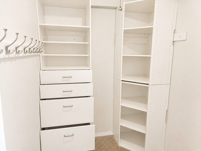 Building Photo - 320 Thistle Dr
