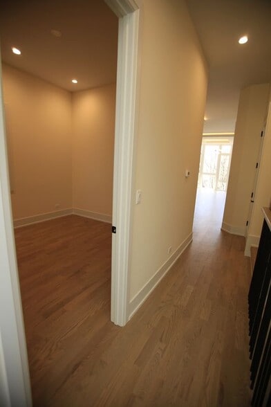 Building Photo - 1029 N Winchester Ave