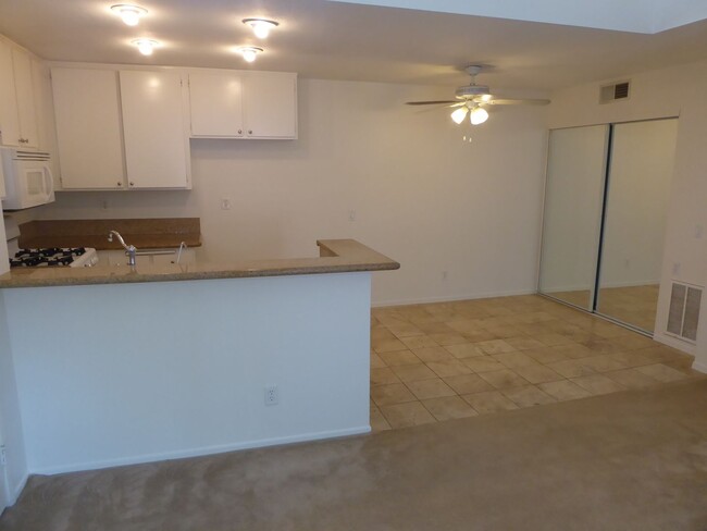 Building Photo - 1 Bedroom Condo in Canyon Country!