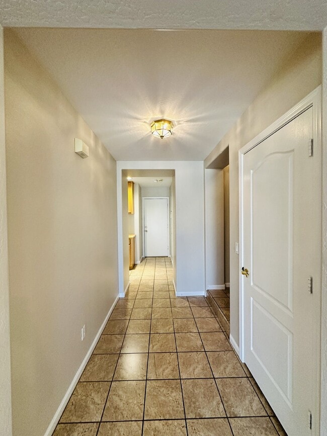 Building Photo - 672 W Raven Dr