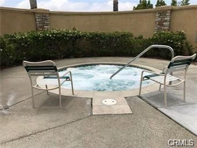 Building Photo - Upper Unit 2 Bedroom Condo in Gated Commun...