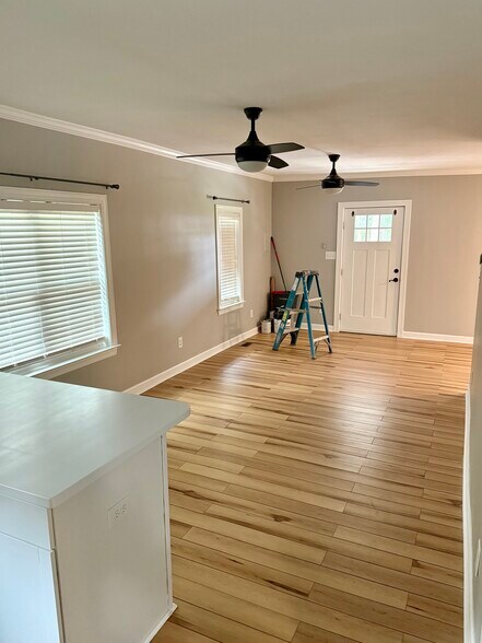 living - 4119 Peachtree Ave