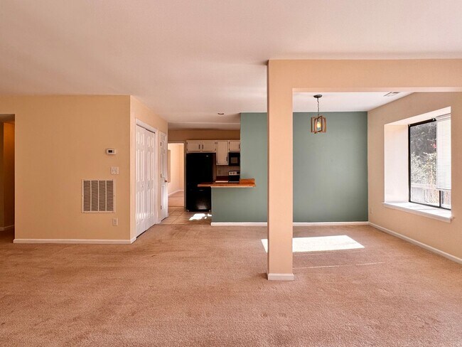 Building Photo - Close to UVA & Downtown-Don't miss this Mi...