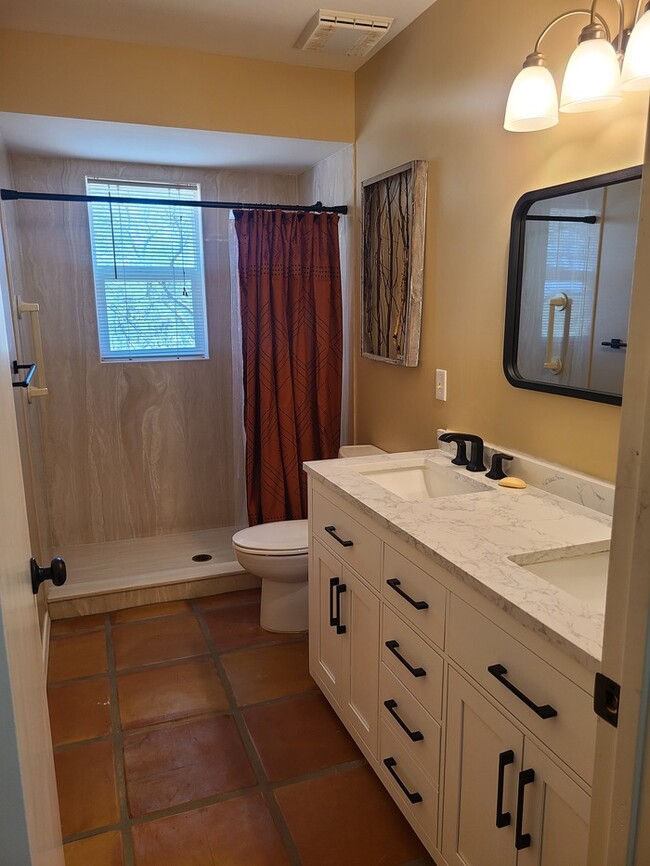 Building Photo - Beautiful 3bedroom 2 bathroom