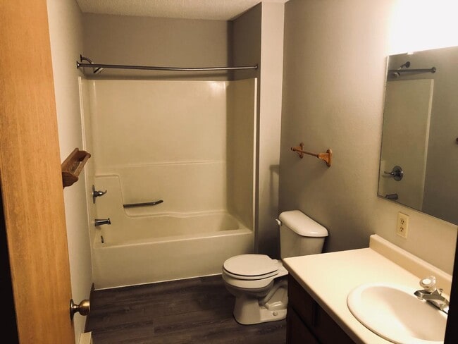 Building Photo - 469 Gibbs St S