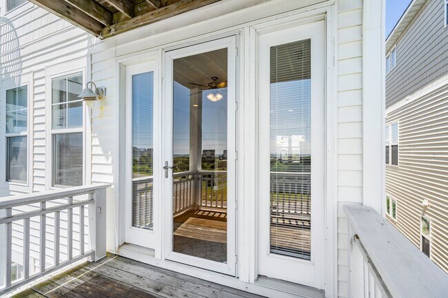 Building Photo - 3 bedroom, 2 1/2 bath unfurnished Townhouse located in Surf City-Ocean views