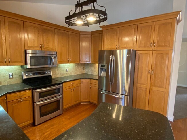 Building Photo - 4 Bed 2 1/2 Bath Home in Sandy
