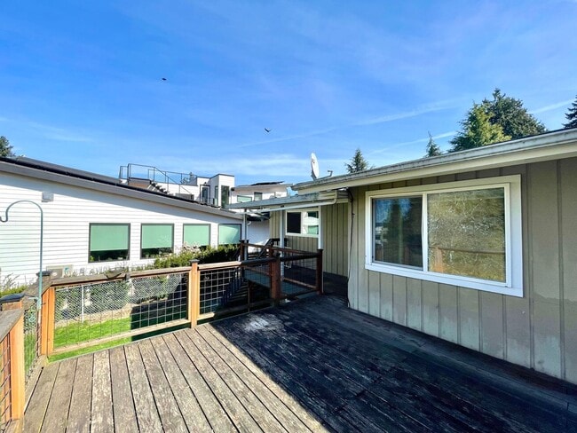 Building Photo - Mid-Century Gem in Kirkland’s Everest Park