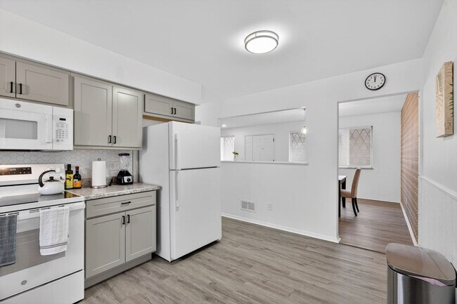 Building Photo - 1545 Reale Ave