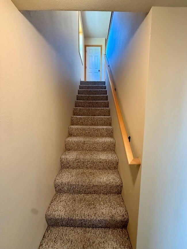 Building Photo - 3 Bedrooms 2 1/2 Bathroom Townhouse
