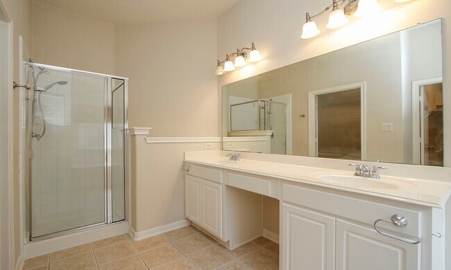 Building Photo - 15938 Cottage Ivy Cir