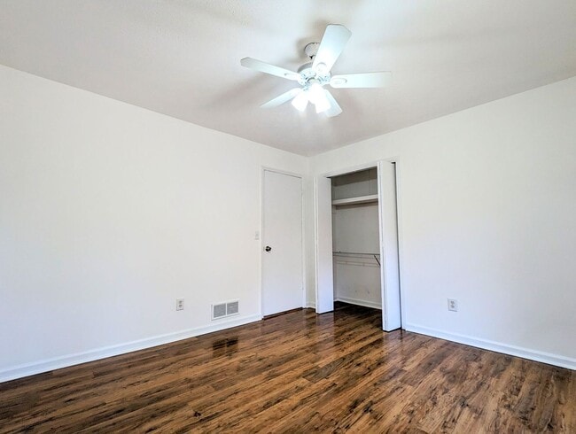 Building Photo - DUPLEX-Upstairs Unit | 3 Bedroom 2 Bathroo...